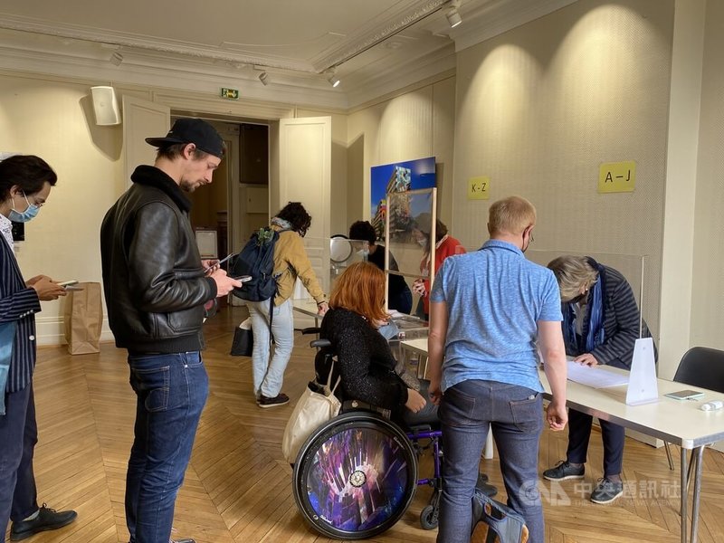 法國總統大選第2輪今天登場，根據最新出口民調預測，現任總統馬克宏以58.2%得票率再次戰勝極右派雷朋的41.8%。中央社記者曾婷瑄巴黎攝 111年4月25日