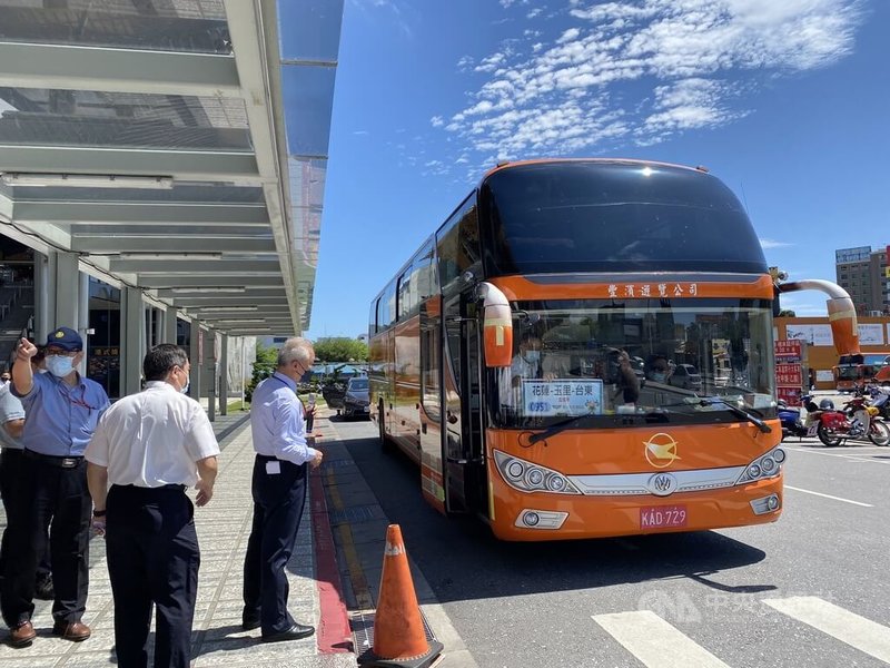 台鐵企業工會發起五一勞動節集體休假不加班，台鐵局25日上午於花蓮火車站演練交通疏運計畫推演情境，在公路總局協助下，由公路客運與遊覽車業者支援加開班車。中央社記者李先鳳攝 111年4月25日