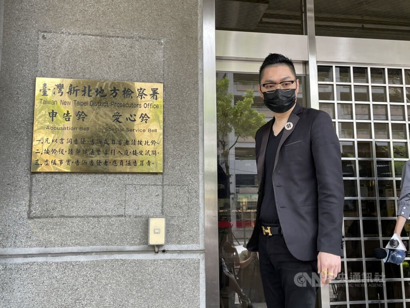 網路直播主連千毅近日遭網紅「勾起你心中的惡」質疑透過NFT(非同質化代幣)詐騙粉絲,連千毅(圖)25日到新北地檢署按鈴提告勾惡妨害名譽,另告發勾惡涉假冒警察。中央社記者沈佩瑤攝 111年4月25日