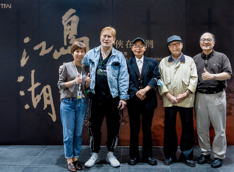 武俠電影「一代劍王:數位修復版」23日在「島嶼江湖-武俠在台灣」影視聽特展放映,國家電影及視聽文化中心執行長王君琦(左起)、男主角田鵬、導演郭南宏、攝影師林贊庭與影視聽中心董事長藍祖蔚出席。(影視聽中心提供)中央社記者葉冠吟傳真 111年4月25日