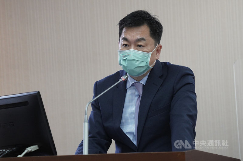 居家隔離天數研議採「3+4」新制,針對入境隔離期是否也會跟進調整,內政部次長陳宗彥(圖)25日在立法院表示,目前還不適合調整邊境管制,會暫時維持10天隔離期,持續觀察本土疫情狀況後再做討論。中央社記者徐肇昌攝 111年4月25日