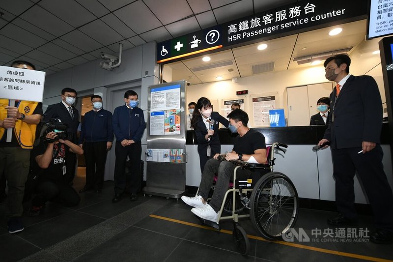 台鐵企業工會發起五一勞動節集體休假不加班，衝擊假期運輸；台鐵局25日於台北車站進行應變演練，圖為站務員協助身心障礙人士轉乘，交通部長王國材（後左3）等人到場視察。中央社記者趙世勳攝  111年4月25日