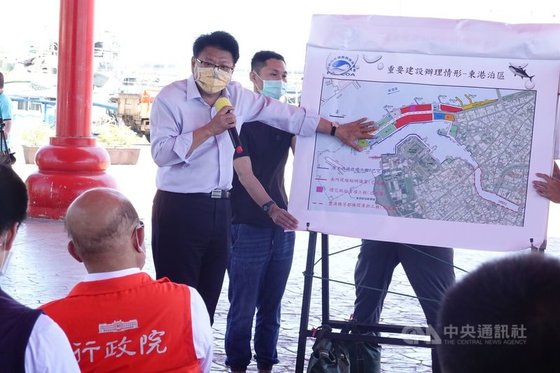 屏東縣長潘孟安(持麥克風者)25日提出6大計畫打造鹽埔漁港,獲得行政院長蘇貞昌認同,未來將會是漁業重要生產基地及交通觀光的漁港。中央社記者李卉婷攝 111年4月25日