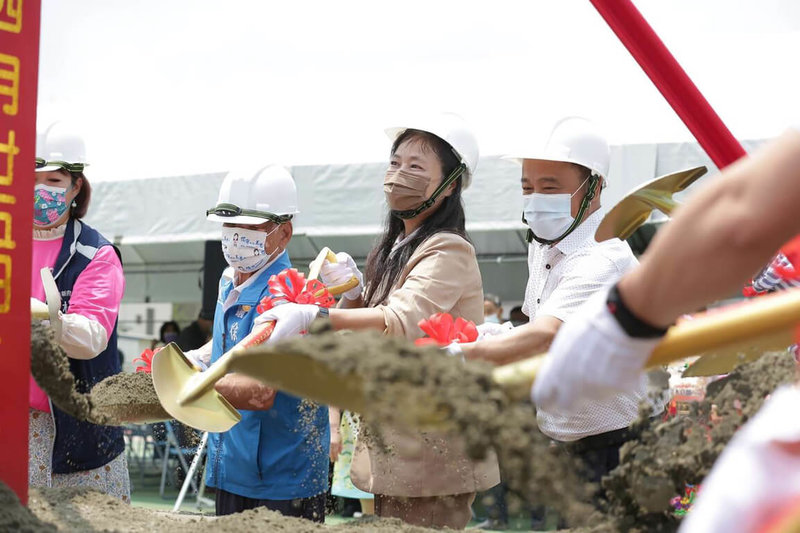 新竹市青草湖國小將新建校內首座活動中心,25日舉辦動土典禮,副市長沈慧虹(右2)表示,為了讓孩子有更好的運動學習空間,將建設2層樓多功能活動中心,有室內籃球場、羽球場等。(新竹市政府提供)中央社記者郭宣彣傳真 111年4月25日