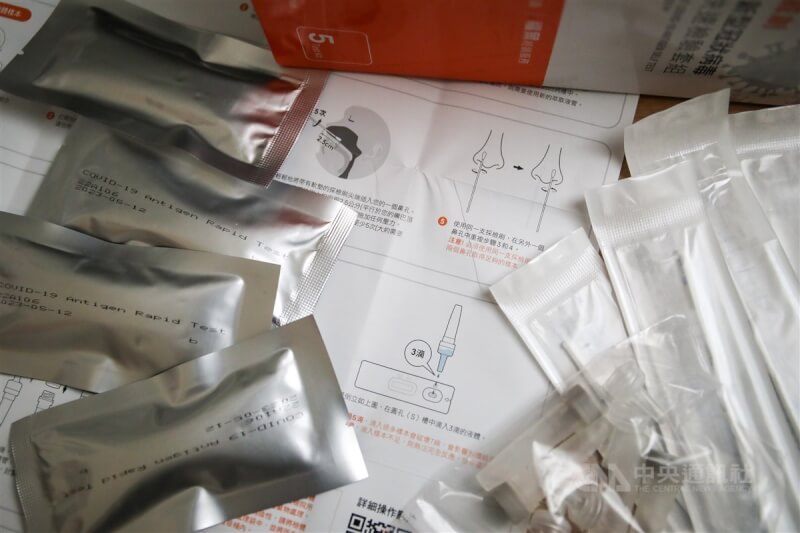 台北市副市長黃珊珊25日表示，中央已配發10萬劑快篩試劑，市府還與廠商擬定採購50萬劑快篩的合約。圖為家用快篩試劑。（中央社檔案照片）