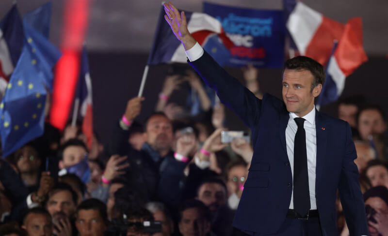 法國現任總統馬克宏（前）24日在總統大選第二輪投票以58.2%得票率擊敗極右派領袖雷朋。（法新社）