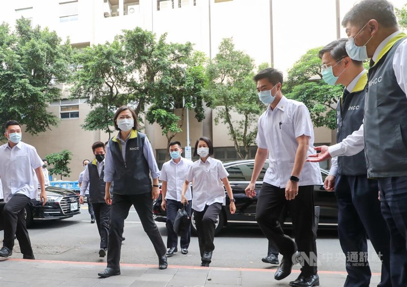 總統蔡英文(前左)26日下午至衛福部疾管署視察中央流行疫情指揮中心,指揮官陳時中(右1)、專家諮詢小組召集人張上淳(右2)陪同說明。中央社記者裴禛攝 111年4月26日