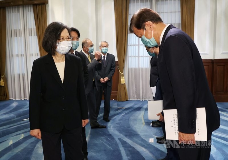 總統蔡英文(前左)26日上午主持「新任行政院及考試院政務人員宣誓典禮」,宣誓人宣誓後,蔡總統在副總統賴清德(左2)、總統府秘書長李大維(左3)與考試院副院長周弘憲(左4)陪同下,逐一向宣誓人致意。中央社記者鄭傑文攝 111年4月26日