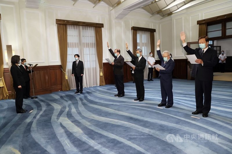 總統蔡英文(前左)26日上午主持「新任行政院及考試院政務人員宣誓典禮」,宣誓人由行政院人事行政總處人事長蘇俊榮(前右4)帶領宣讀誓詞,副總統賴清德(左3)等人在場觀禮。中央社記者鄭傑文攝 111年4月26日