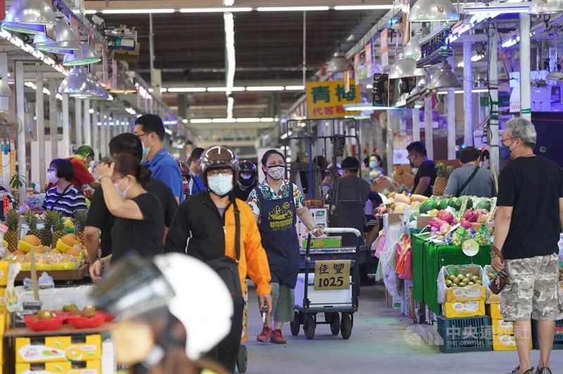本土COVID-19疫情延燒，台北第一果菜市場零批場加強相關防疫措施，規定市場從業人員需打滿3劑COVID-19疫苗才能進場。中央社記者徐肇昌攝 111年4月26日