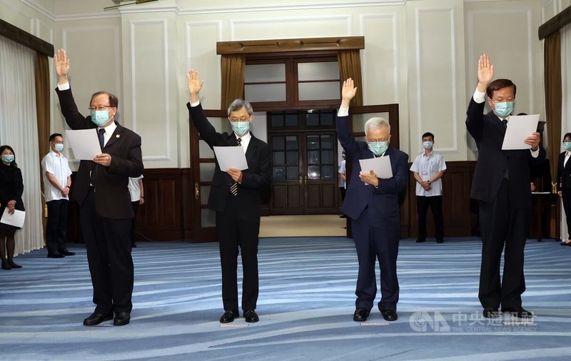 總統府26日舉行新任行政院及考試院政務人員宣誓典禮,由行政院人事行政總處人事長蘇俊榮(左起)帶領宣讀誓詞,行政院人事行政總處副人事長李秉洲、中央銀行副總裁嚴宗大與公務人員保障暨培訓委員會專任委員林啟貴一同宣誓。中央社記者鄭傑文攝 111年4月26日