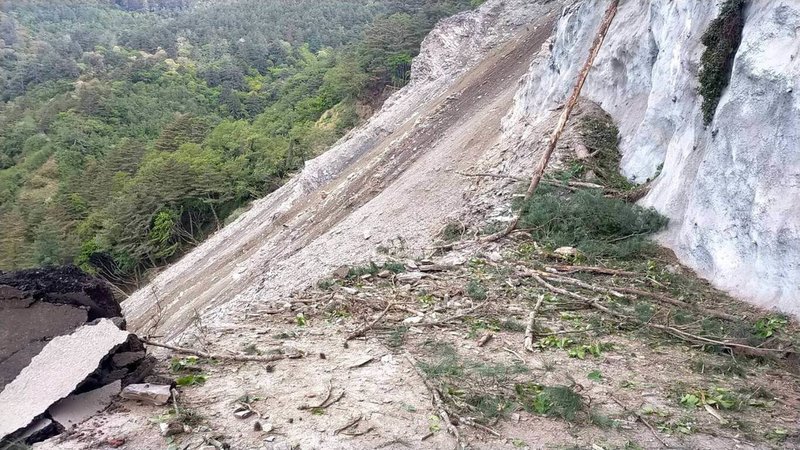 中橫公路台8線117.4公里關原災害路段，26日清晨上邊坡大規模崩塌，坍落土石初估超過20萬立方公尺。（公路總局提供）中央社記者張祈傳真  111年4月26日