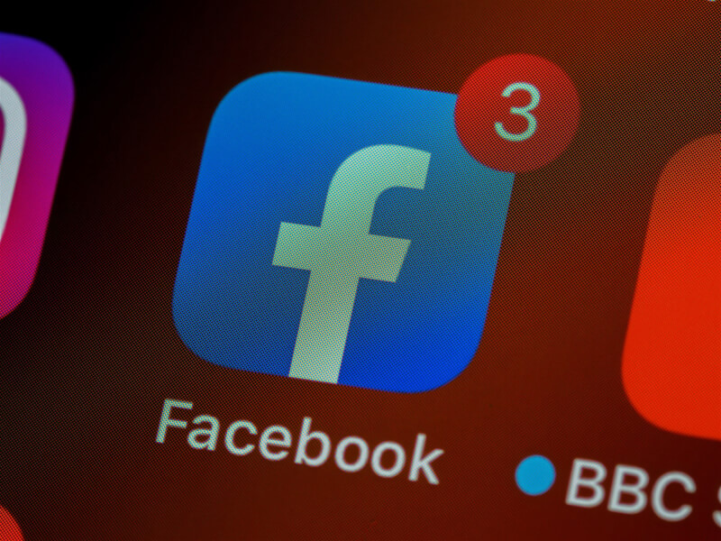 歐盟執委會25日宣布對蘋果、臉書和Google母公司展開調查，包括臉書付費換沒廣告等服務涉嫌違反歐盟數位市場法。（圖取自Unsplash圖庫）