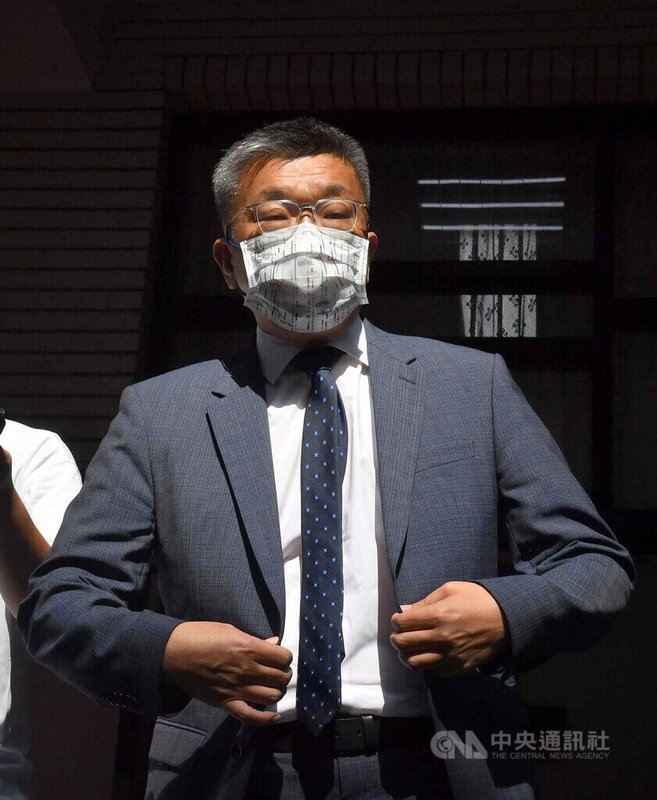 民進黨選對會24日建議徵召立法院副院長蔡其昌（圖）參選台中市長，外界質疑他將帶職參選。蔡其昌26日在立法院接受媒體聯訪表示，帶職參選是每個候選人要共同面對的問題，他會傾聽各界意見，綜合考量，再跟外界宣布。中央社記者王飛華攝 111年4月26日