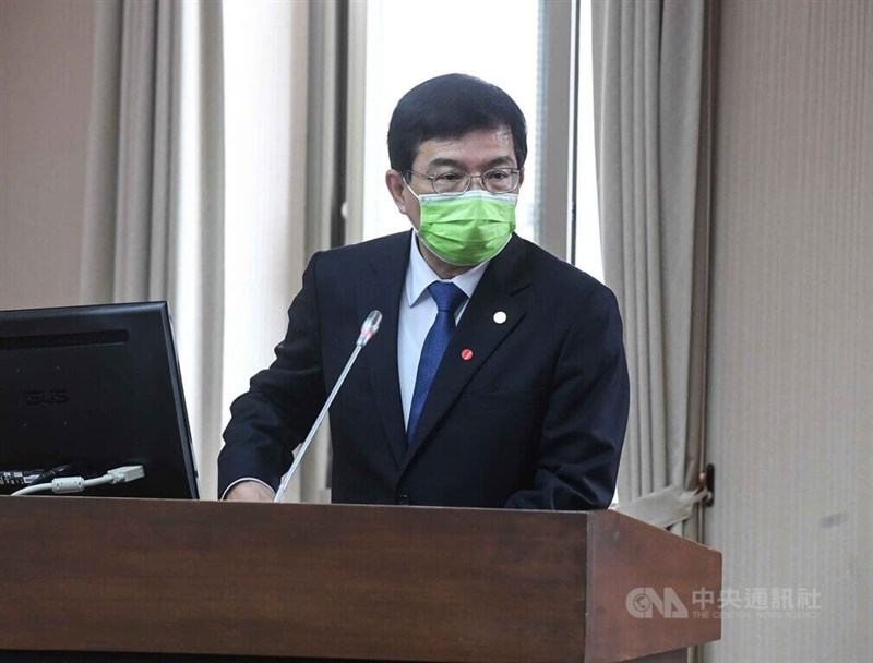 立法院交通委員會27日邀請交通部長王國材就「台鐵發起五一不加班運動,造成衝擊及應變方案」以及「3劑禁令對觀光業損失統計與退費方案、後續新防疫模式下觀光產業規劃及準備措施」進行專題報告,並備質詢。中央社記者趙世勳攝 111年4月27日