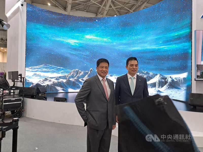 面板廠友達董事長彭双浪（左）、總經理柯富仁27日出席Touch Taiwan智慧顯示展，友達打造擬真智慧攝影棚及球型飛行模擬艙。中央社記者潘智義攝 111年4月27日