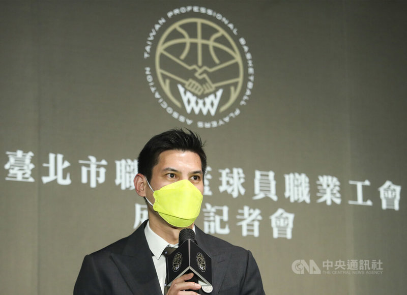 籌備長達10個月的台北市職業籃球工會,27日正式宣告成立,首任理事長楊敬敏表示,服務範圍不分男女、不分聯盟,盼透過工會替球員發聲,並幫下一代建立更完善制度。中央社記者張新偉攝 111年4月27日