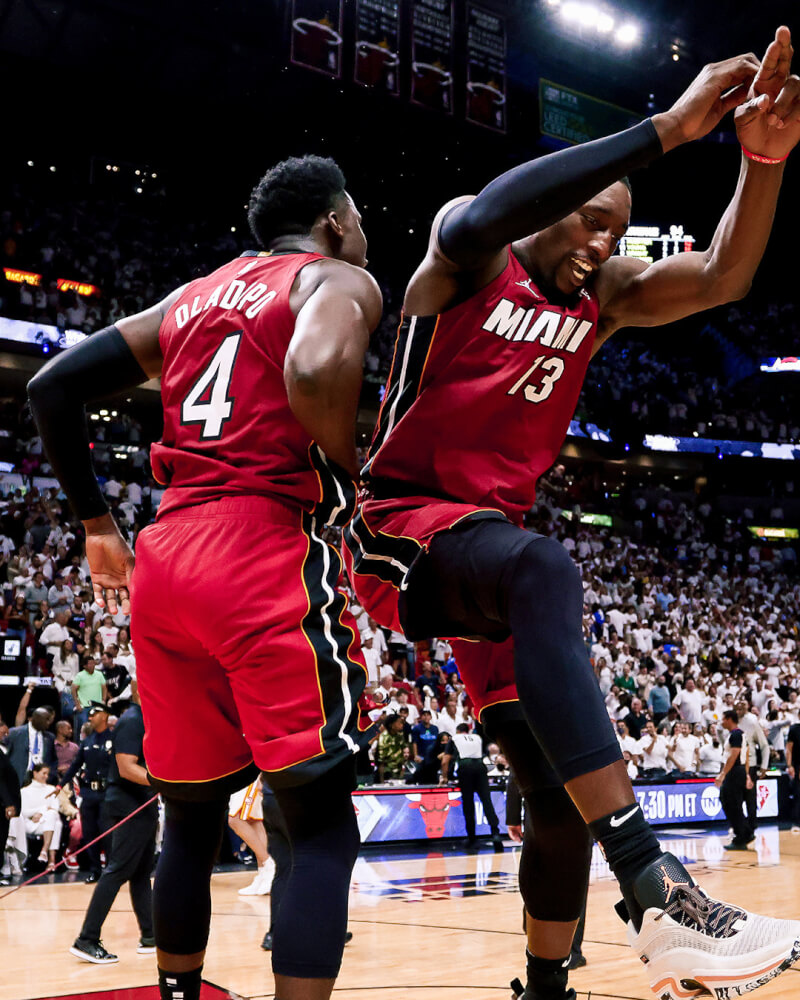 NBA熱火26日靠阿德巴約(右)繳出「雙十」成績、歐拉迪波(左)攻下23分的聯手帶領,以97比94勝出。(圖取自twitter.com/MiamiHEAT)