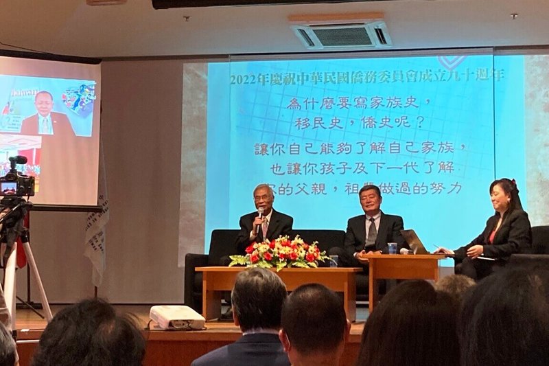 巴西聖保羅文教中心當地時間23日舉辦講座,邀請駐巴西代表張崇哲(螢幕視訊)、中華會館副理事長暨資深媒體人廖世秉(左)及台僑王明惠(中),以僑胞移民史為主題進行分享。(謝如欣提供)中央社記者唐雅陵聖保羅傳真 111年4月27日