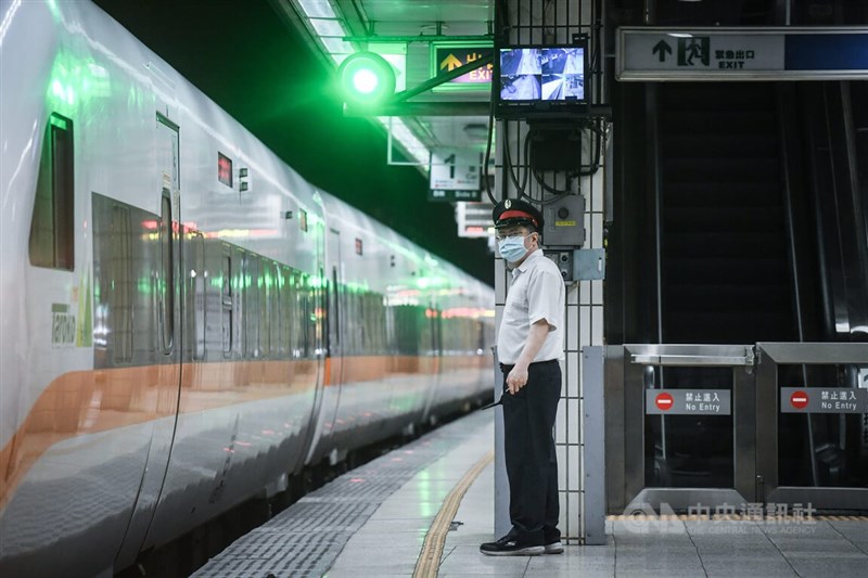 圖為25日台北車站台鐵月台站務員工作情形。（中央社檔案照片）