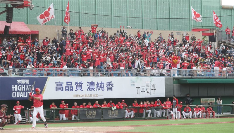 中華職棒味全龍6名隊職員出現快篩陽性，原定27日晚間在天母球場舉辦的主場賽事延期舉行。圖為4月17日比賽畫面。（中央社檔案照片）