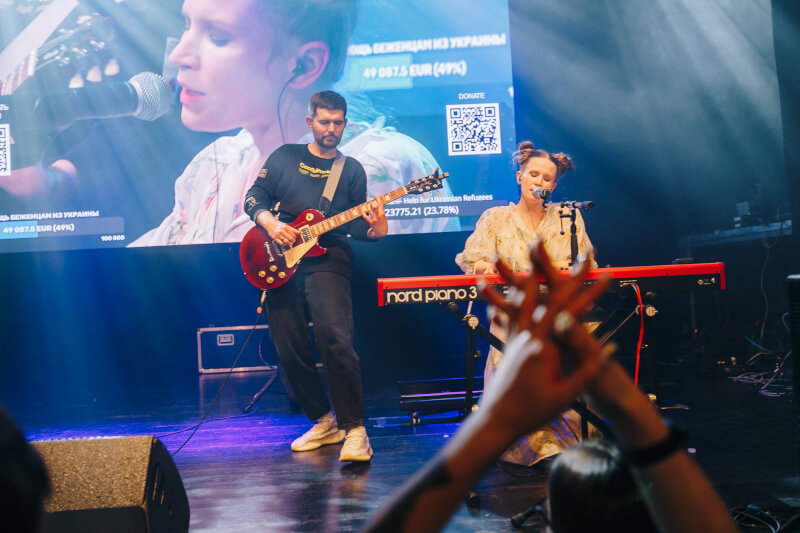 俄羅斯饒舌歌手Noize MC（左）和電音明星蒙娜多琪卡（右）舉辦演唱會，替幫助烏克蘭難民的波蘭慈善團體募集了超過20萬歐元。（圖取自facebook.com/noizemc）