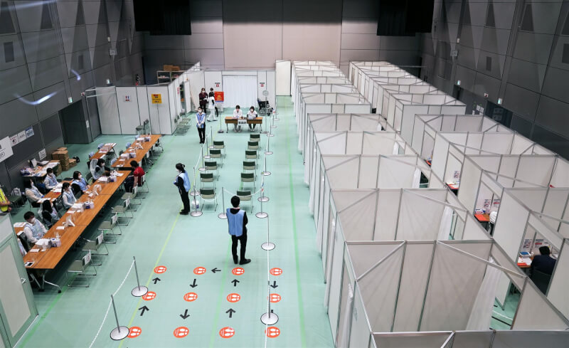 日本厚生勞動省4月27日決定部分地區5月起接種第4劑COVID-19疫苗,對象限60歲以上長者或18歲以上具慢性病等基礎疾病的患者。圖為東京足立區接種站。(共同社)