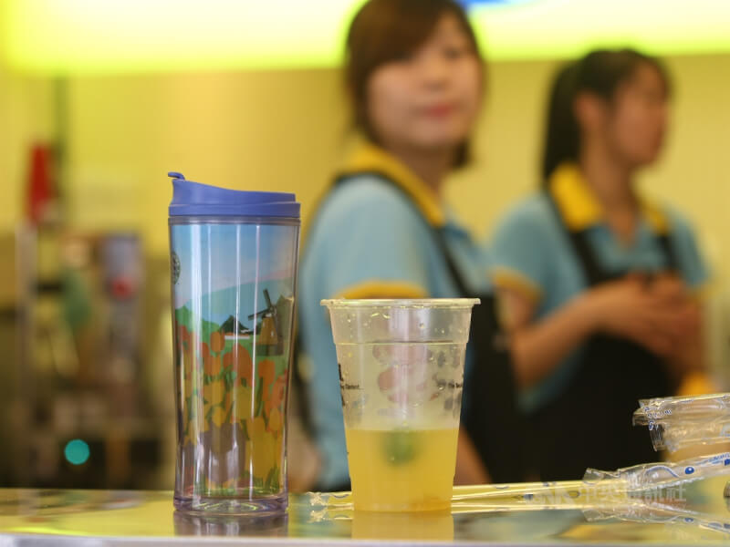 今年7月起，民眾自備飲料杯在連鎖飲料店、便利商店、速食店及超級市場買飲料時，至少可有5元價差。（中央社檔案照片）