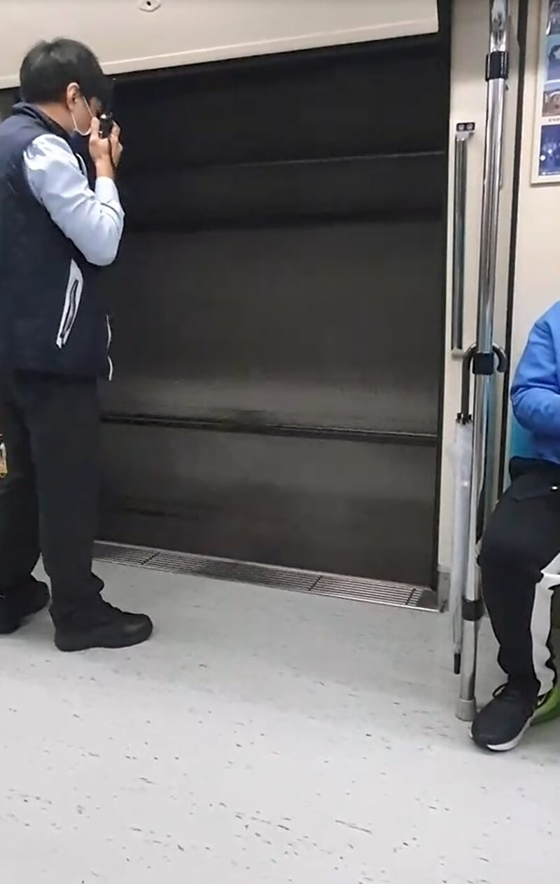 北市議員簡舒培指出，由捷運南港展覽館站出發一輛列車日前發生車門故障未關閉卻駛離。（簡舒培辦公室提供）