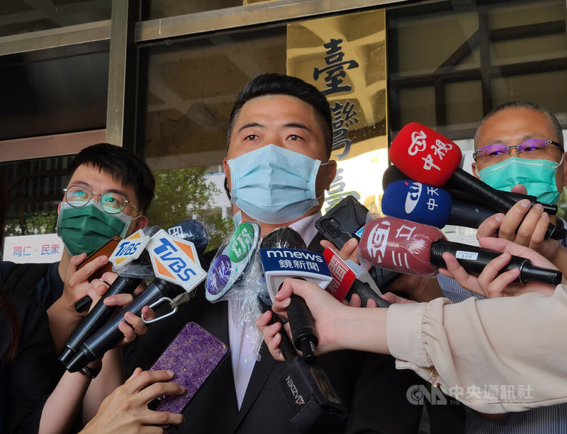 媒體人周玉蔻不滿前國民黨立委顏寬恒參加中二選區競選時的競選廣告使用她的聲音「嗯哼」，委託律師提告。顏寬恒（中）28日上午到台北地檢署出庭，受訪時表示，周玉蔻才造謠抹黑。中央社記者林長順攝  111年4月28日