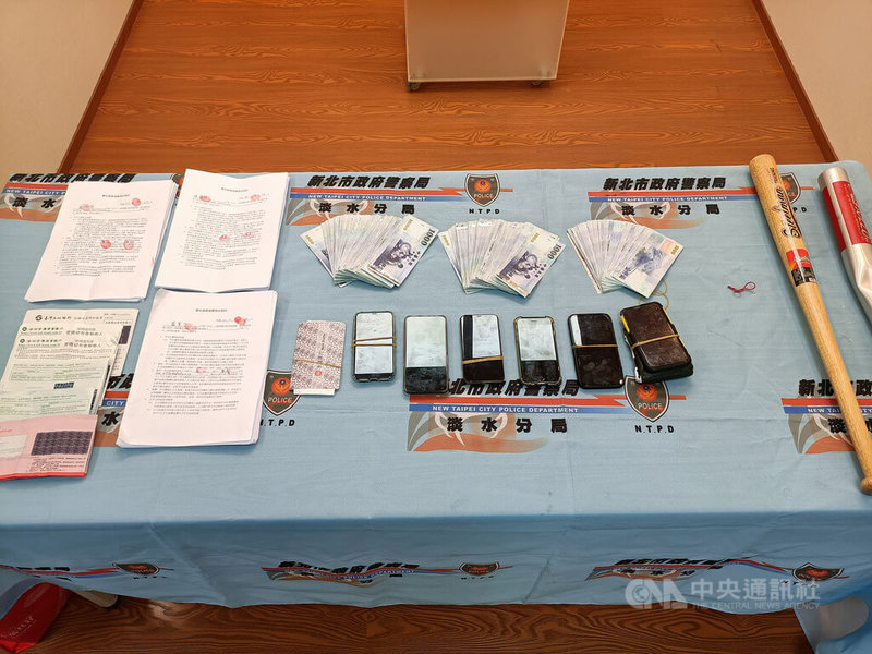新北市淡水警方28日宣布破獲求職詐騙集團,查扣多筆網路銀行交易明細、帳簿、身分證、現金及毒品等證物。(翻攝照片)中央社記者沈佩瑤傳真 111年4月28日