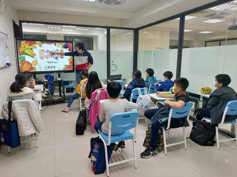 為因應教育部加速學校數位化,有新創公司應用AI人工智慧技術推出英語學習平台軟體,幫助學生提升英語學習聽、說、讀3大能力,目前已累積超過百家英語補習班採用,同時也與國中小學校合作展開教學計畫。(業者提供)中央社記者蘇木春傳真 111年4月28日