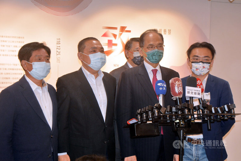 立法院長游錫堃（前左3）28日下午與跨黨派多名立委前往拜訪新北市政府，聽取立法院遷建地點意見，並與新北市長侯友宜（前左2）一同出面接受媒體聯訪。中央社記者黃旭昇新北市攝  111年4月28日