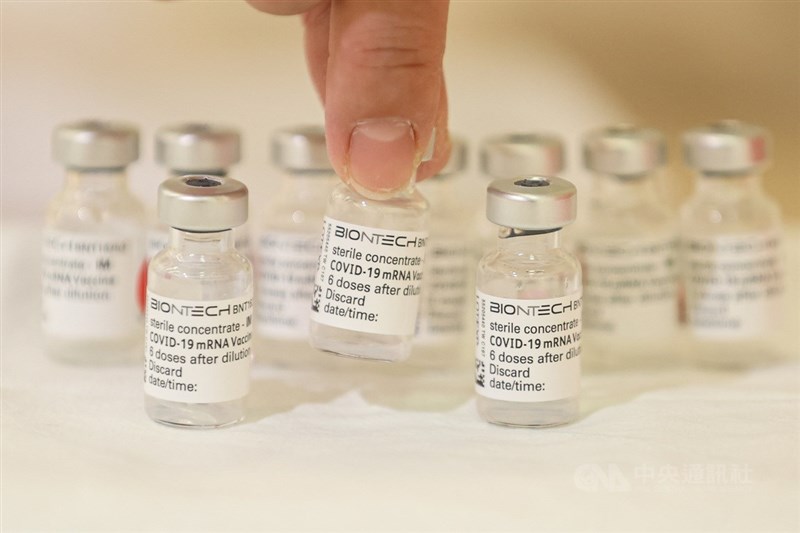 衛福部長陳時中5日上午證實，77.76萬劑輝瑞BNT兒童疫苗預計11日自德國起飛，12日清晨6時運抵台灣。圖為施打後的BNT疫苗空瓶。（中央社檔案照片）