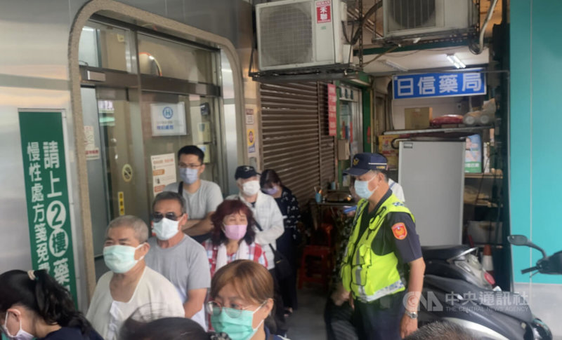 家用快篩試劑實名制28日正式上路，彰化縣員林市有藥局販賣實名制口罩時，曾有客人為搶口罩大打出手，這次快篩實名制特別請縣警局員林分局派員到場維持秩序。中央社記者吳哲豪彰化攝  111年4月28日