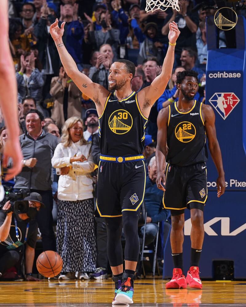 NBA金州勇士明星後衛柯瑞（前中）27日重返先發，全場飆進5顆三分球，攻下並列全場最高的30分。（圖取自facebook.com/warriors）