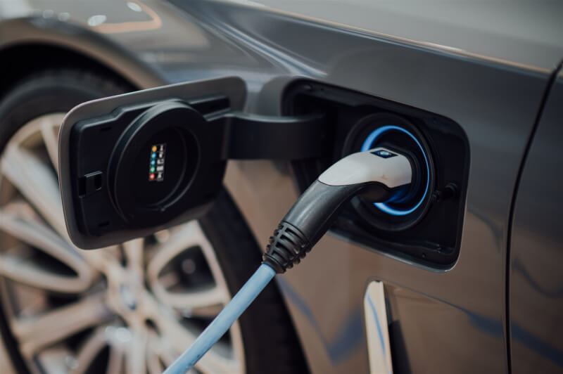 台電將於近日公告「電動車專屬時間電價」，預計6月初正式實施，尖離峰電價價差高達4倍。（圖取自Unsplash圖庫）