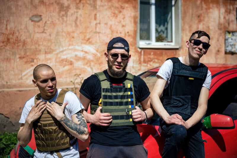 烏克蘭志工納扎爾（中）、阿列克謝（左）和奧列格（右）運送物資到遭俄羅斯火箭攻擊的哈爾科夫各街區。（法新社）