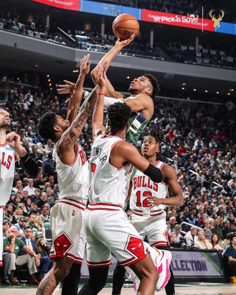 NBA密爾瓦基公鹿27日在「字母哥」安特托昆博(綠色球衣)33分率領下擊敗芝加哥公牛。(圖取自twitter.com/Bucks)