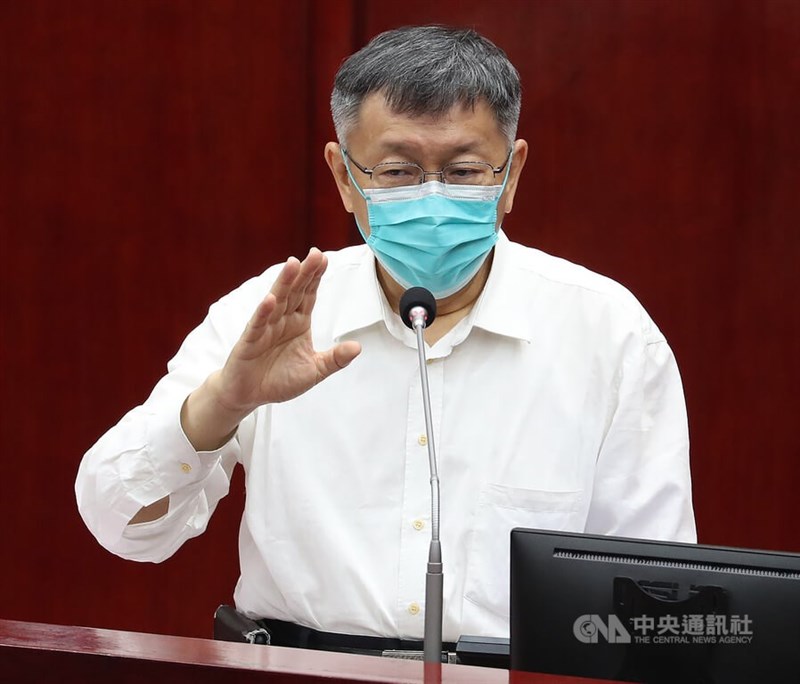 台北市長柯文哲拋出「軟性封城」引發熱議，27日在議會再度說明，若COVID-19確診數超過醫療體系可以忍受的範圍，就要把市民的活動度降低。中央社記者張新偉攝　111年4月27日