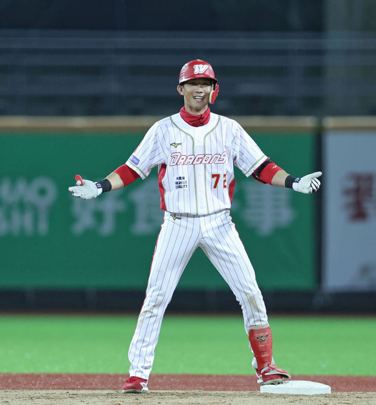 中華職棒味全龍隊28日在天母主場以8比0擊敗中信兄弟隊，其中石翔宇4打數敲出2支安打，包辦2分打點、2得分，賽後拿下職棒生涯首座單場MVP。（味全龍隊提供）中央社記者楊啟芳傳真 111年4月28日