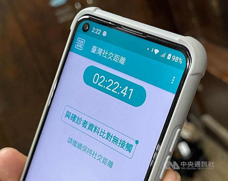 中央流行疫情指揮中心日前表示，台灣社交距離App已超過800萬次下載，很快將會改版加入宣導通知功能，上路後將取代簡訊實聯制。中央社記者王飛華攝　111年4月27日
