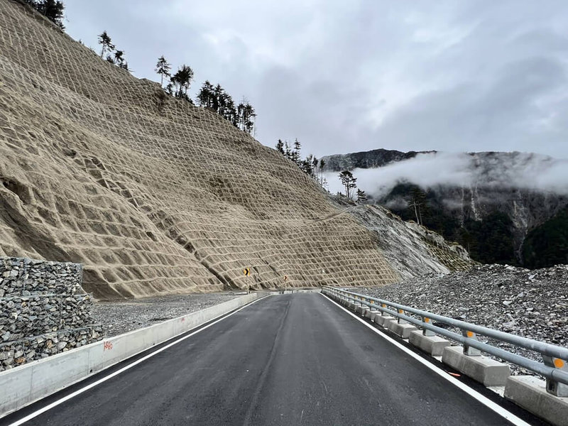 風災後的南橫地質大面積破碎,依現況分為噴凝土護坡、格框、噴植生3種工法,進行施工彈性調整。地質破碎又堅硬岩盤,使用格框工法,僅邊框用噴凝土,中間留有植穴範圍,可以種下植物。(甲仙工務段提供)中央社記者李卉婷傳真 111年4月29日