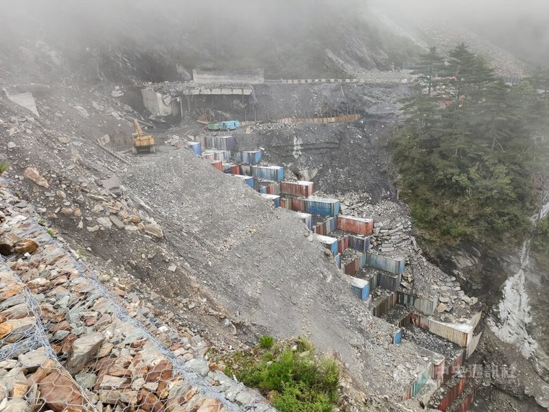 南橫公路修復工程艱困,面臨技術上、天候的挑戰,第2個指標性工程是埡口山莊前的向陽大崩壁,同樣搶修後遇到豪大雨又被沖刷,於是改採貨櫃修築法,用122個貨櫃當作路基底下的擋土牆,總算穩定了土石流。照片攝於2019年7月31日。中央社記者盧太城台東攝 111年4月29日