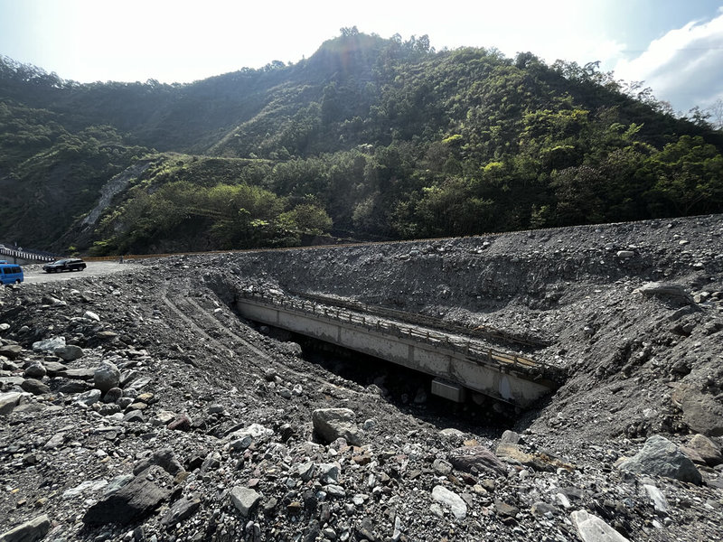 明霸克露橋於110年8月遭埋,因玉穗溪土石流沖刷,導致部分面板及前端引道流失;經過半年的搶修與建造,終於在目前的涵管便道上游搭出短期鋼便橋,提升抗洪能力。圖為工程單位意外挖出被掩埋的明霸克露橋。中央社記者趙世勳攝 111年4月29日
