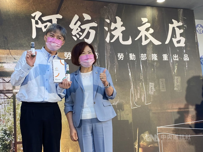 勞動部為了感恩勞工對社會的付出，29日召開「阿紡洗衣店」勞動節影片首映記者會，並邀請金曲歌王許富凱（左）演唱主題曲「百樣人」，用溫暖歌聲致敬百萬勞工。右為勞動部長許銘春。中央社記者吳欣紜攝 111年4月29日