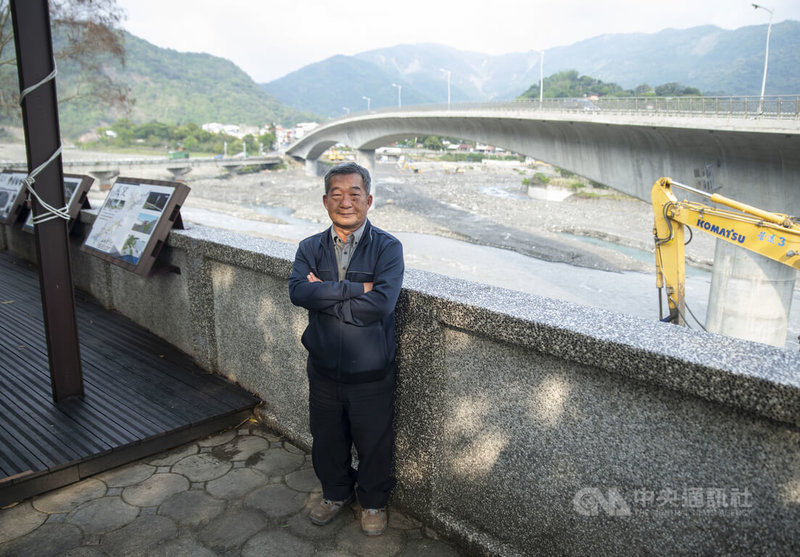 「寶來一橋」新橋特性包含路線截彎取直,採高橋墩、大跨距,河床距橋面高20公尺,相較於舊橋,安全性大為提升,圖為甲仙工務段工程司蘇俊銘。中央社記者趙世勳攝 111年4月29日