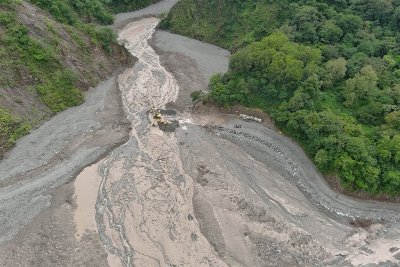 明霸克露橋附近的水文變化劇烈,110年8月又一場豪雨,誘發玉穗溪上游邊坡大規模滑動,海嘯式土石流宛如「大魔王」,沖毀明霸克露橋,導致當時復興以上3個部落聯外道路中斷。(公路總局甲仙工務段提供)中央社記者蔡孟妤傳真 111年4月29日