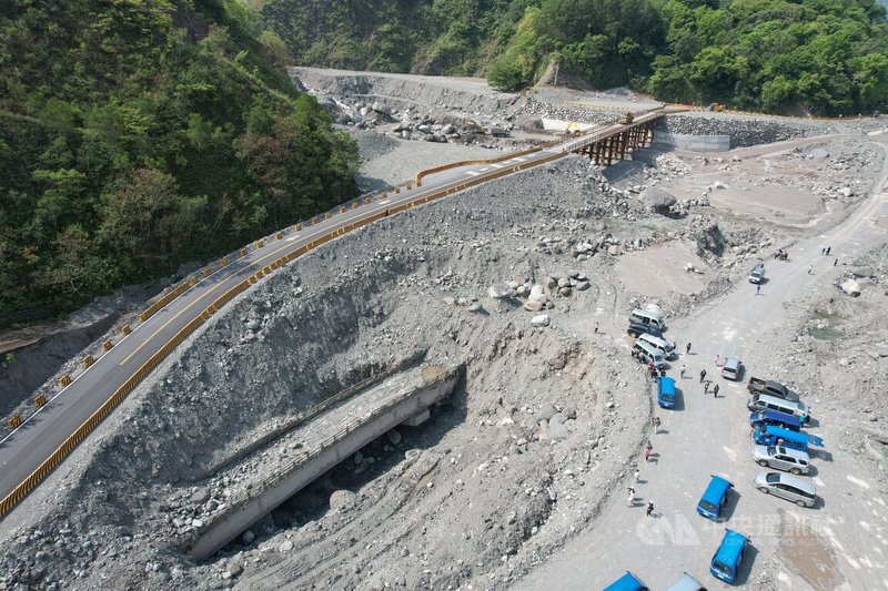 高雄桃源區明霸克露橋110年8月因豪雨遭暴漲溪水沖斷,當時公路總局先以維生便道(涵管便道)供民眾通行,後續架設鋼便橋在111年通車。圖為鋼便橋與遭沖毀的舊橋。中央社記者吳家昇攝 111年4月29日