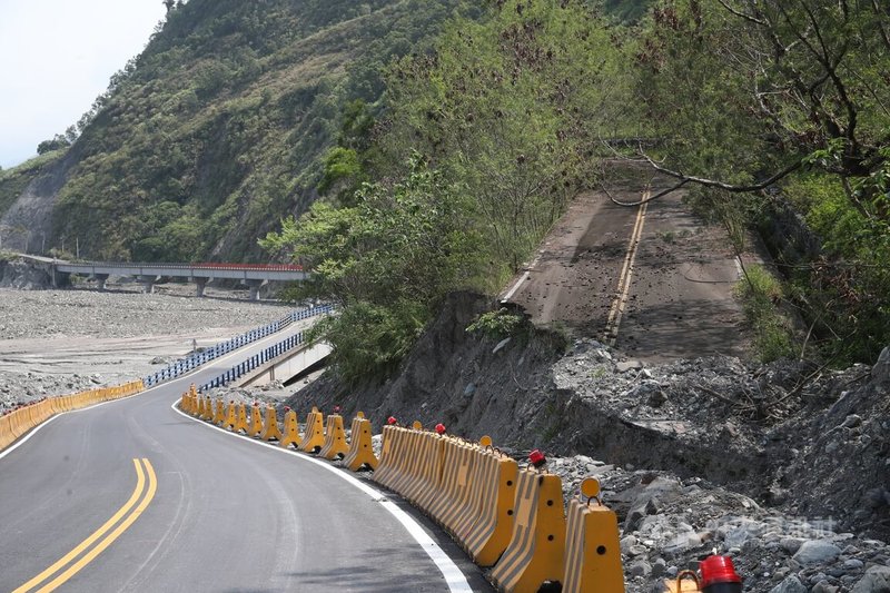明霸克露橋是在莫拉克風災後,公路總局為了維持桃源區勤和至復興部落的重要路廊而興建,全長790公尺,為鋼結構I型梁簡易鋼橋,106年完工通車,不料110年8月豪雨沖毀明霸克露橋,當時公路總局先以維生便道(涵管便道)供民眾通行,後續架設鋼便橋在111年通車。圖為遭沖毀的舊路與新建道路。中央社記者吳家昇攝 111年4月29日